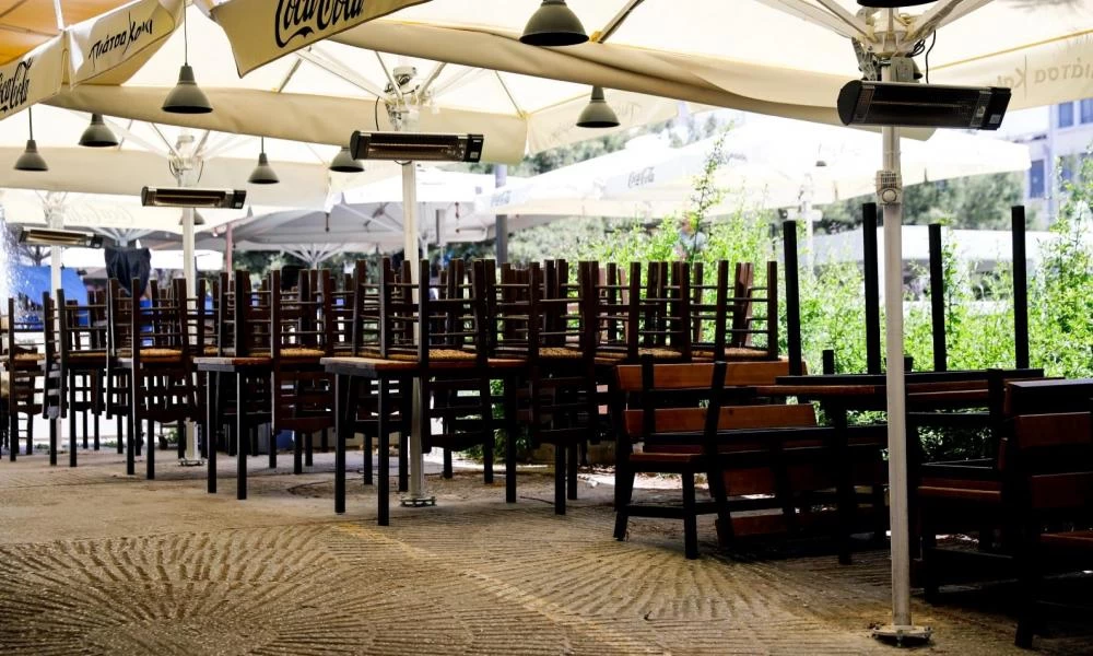 Καταρρέει η εστίαση: Απώλειες στο 80% αναφέρουν οι καταστηματάρχες